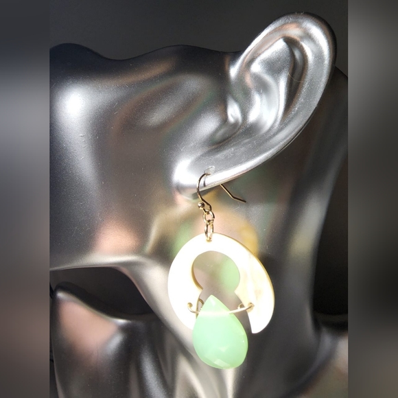 Beautiful abstract buffalo horn green faceted pearlesque teardrop hook earrings - Picture 7 of 7